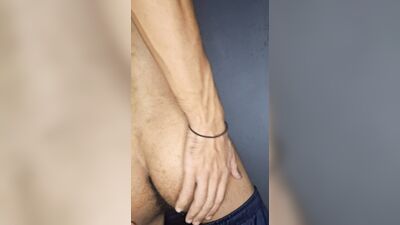 Aliviando o tesao depois de ver um leque com as calça caindo...