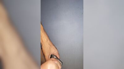 Aliviando o tesao depois de ver um leque com as calça caindo...