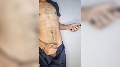 Aliviando o tesao depois de ver um leque com as calça caindo...