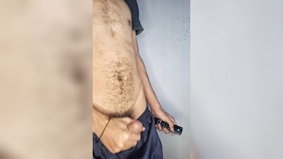 Aliviando o tesao depois de ver um leque com as calça caindo...