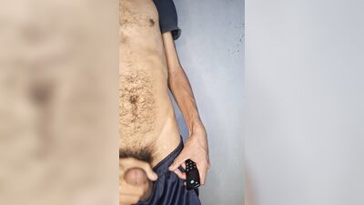 Aliviando o tesao depois de ver um leque com as calça caindo...