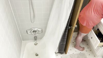 Get ready with a chubby amateur daddy in the morning / shower / brushing teeth / ears / undressing