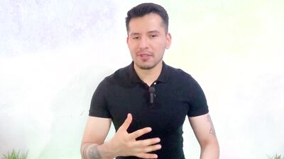 Joven twink dotado de 20cm penetra por primera vez al militar musculoso amigo de su padre. Relato