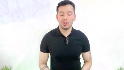 Joven twink dotado de 20cm penetra por primera vez al militar musculoso amigo de su padre. Relato