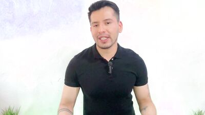 Joven twink dotado de 20cm penetra por primera vez al militar musculoso amigo de su padre. Relato