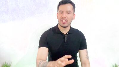 Joven twink dotado de 20cm penetra por primera vez al militar musculoso amigo de su padre. Relato