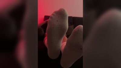 bend the knee to my foot while I cum & smoke