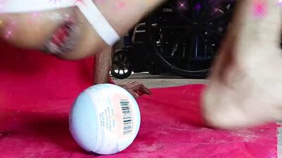 THE GLUTTON PLAYING BALL OPENS UP AS MUCH AS HE CAN