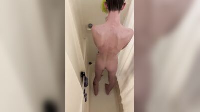Alyx Tyr takes a shower and jerks off