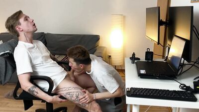 Twink distracted the guy from work, the guy with a big cock fucked Twink's tight asshole and cummed