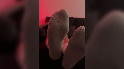 bend the knee to my foots while I cum & smoke