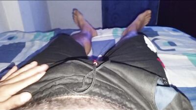 Latino se masturba con los calzones de la vecina