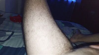Latino se masturba con los calzones de la vecina
