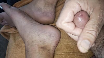 Showing off my toes and jerking off