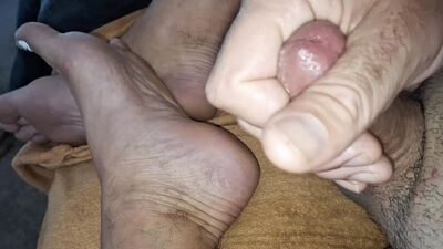 Showing off my toes and jerking off