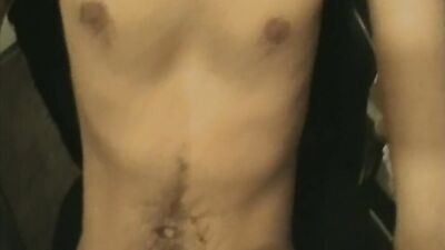 Amateur bloke is jerking his dong in front of the camera