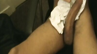 Amateur bloke is jerking his dong in front of the camera