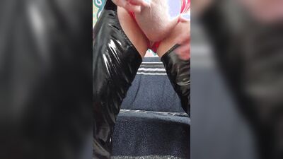 Dándole brillo al cuerpo en latex