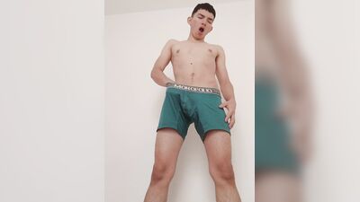 Chico caliemte se masturba en solitario