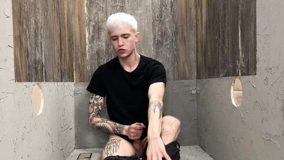 Glory hole guy gave himself to strangers getting cumshots in his mouth - 256