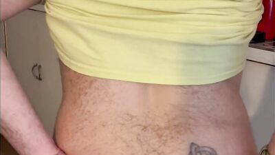 Eager ass with yellow t-shirt