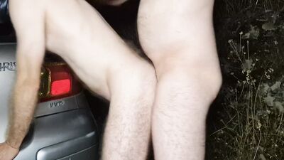 Puta, deita no banco de trás do carro,com a cabeça fora da porta, eu vou meter a esporra na tua boca