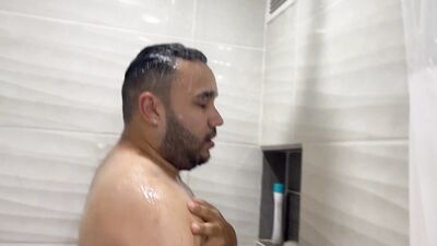 Mi compañero habitación se ducha y me folla a pelo