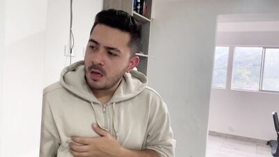 Mi compañero habitación se ducha y me folla a pelo