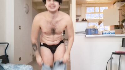 Twink in sospensorio prova i jeans valutando il grasso mentre si tocca il cazzo