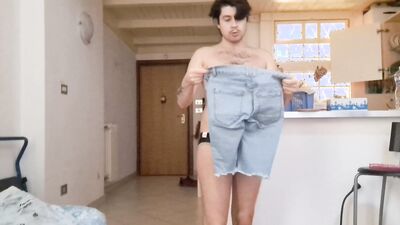 Twink in sospensorio prova i jeans valutando il grasso mentre si tocca il cazzo