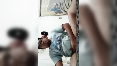 Hombre intelectual se siente caliente se masturba y se da su propia leche