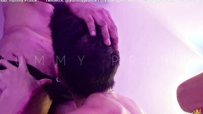 Straight guy chinupa ng kaibigan sa sala