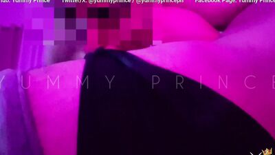 Straight guy chinupa ng kaibigan sa sala