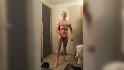 Verbal bodybuilder Daddy with big dick shows off, flexes muscles, oils up and jerks off