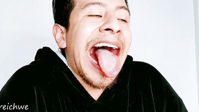 Tongue well salivated