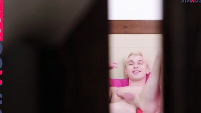 STAXUS :: I discover my roommate playing with his toys and I don't hesitate to help him !