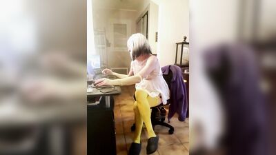 Diana gets naked, plugs herself in and jerks off