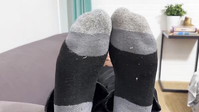Hunks Show Off Their Feet For A Sucking And Tickling Session