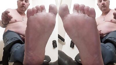 Exhibition of a risky ultra-fetish handjob on public stairs