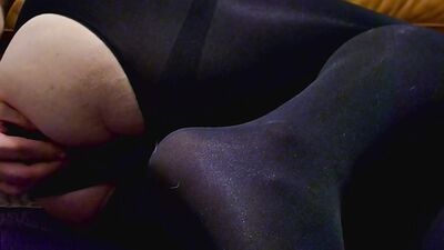 Big ass sissy plays with hole on webcam