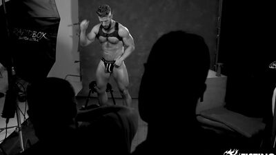 Muscle Hunk Devours Morgxn Thicke’s Curved Cock in Studio