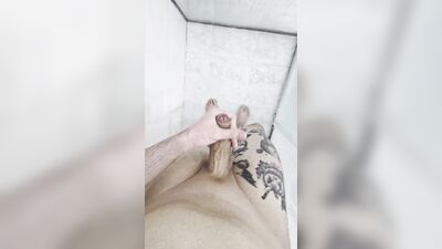 I JERKED OFF AT THE GYM SHOWER