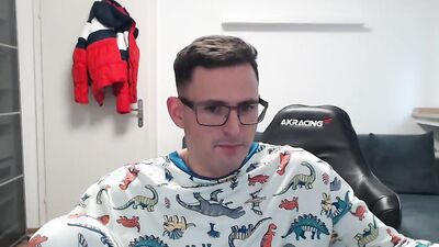 German cute boy jerks off twice on livecam and plays with dildo