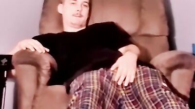 Service gets his big pecker pleasures by horny twink