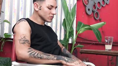 Dante Colle trades his body for a juicy load in a steamy outdoor rendezvous