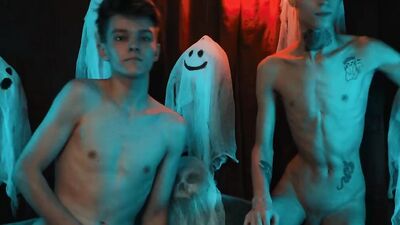 Skinny babe with tattoos gives a helping hand to friend's cumshot during Halloween party