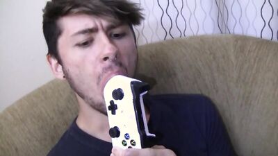 College gamer gets his hole drilled while puffing up his vape